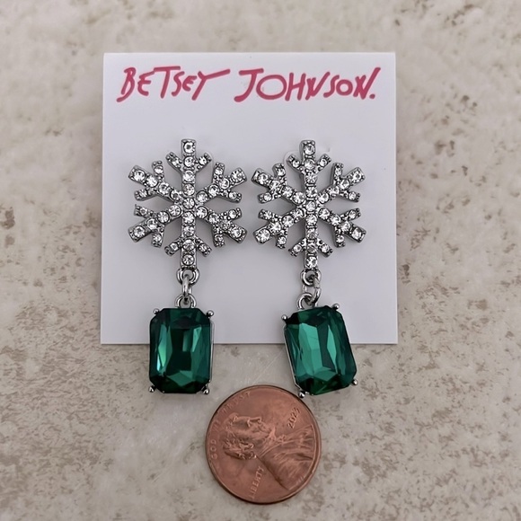 BETSEY JOHNSON Snowflake & Green Crystal Drop Earrings Winter Christmas - Picture 2 of 5
